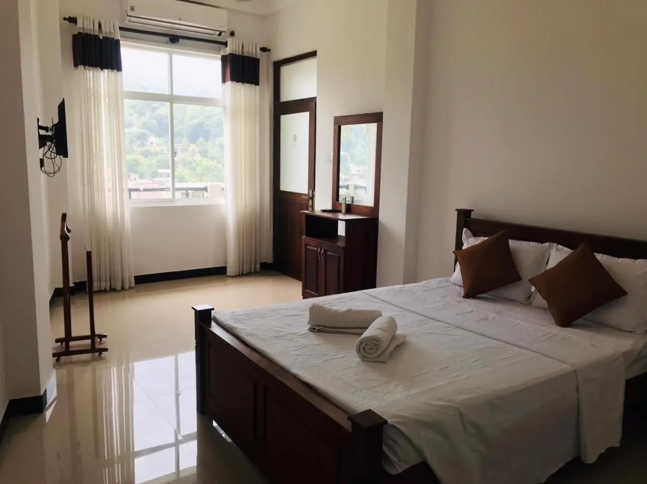 Kandy Lake Edge Hotel
