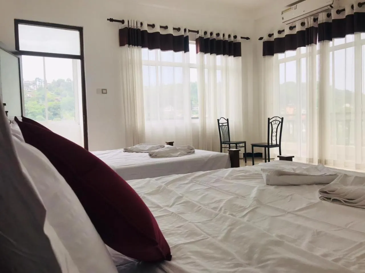 Kandy Lake Edge Hotel Guest house