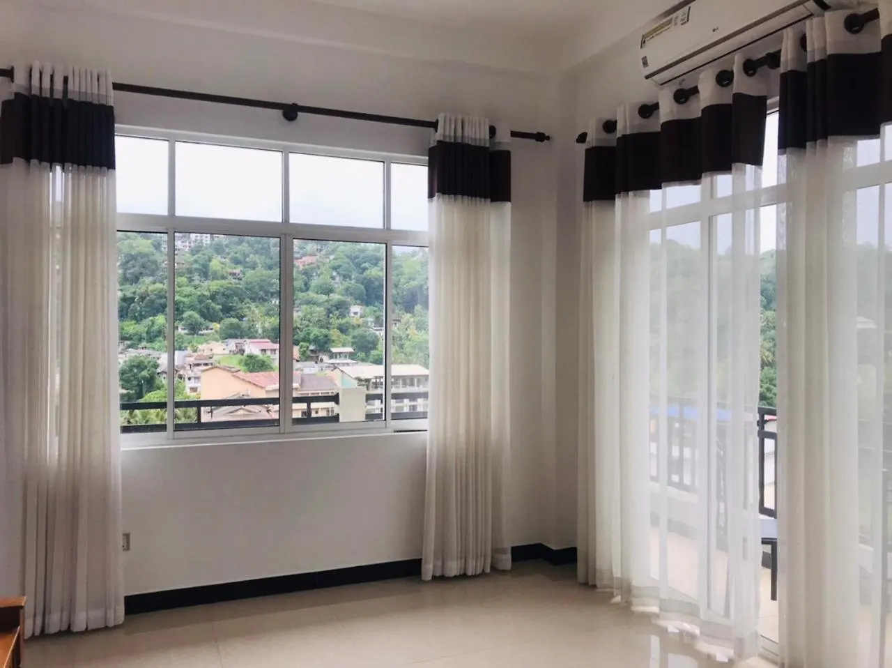Kandy Lake Edge Hotel 0*,