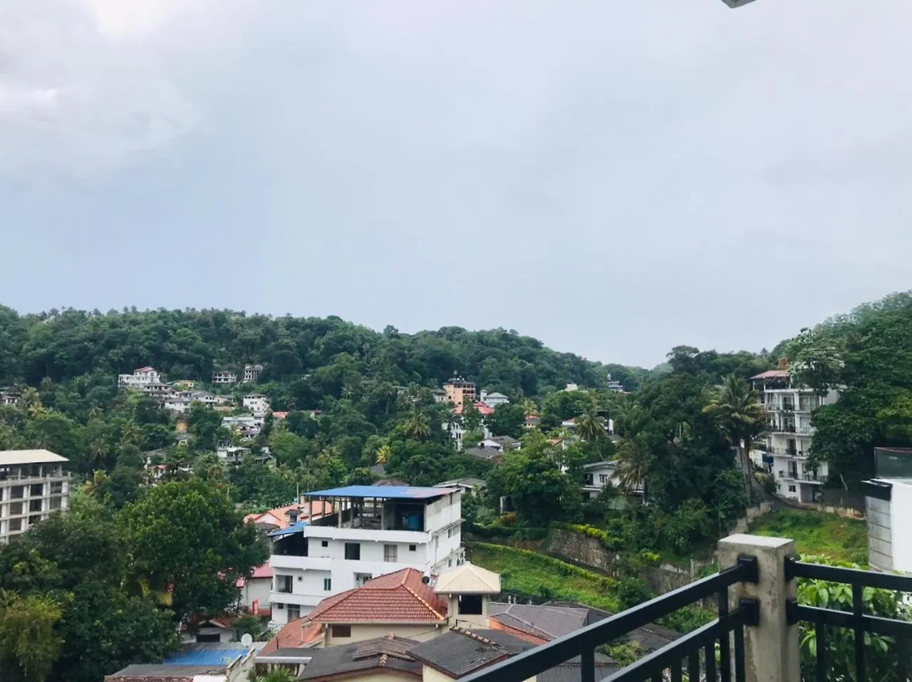Kandy Lake Edge Hotel